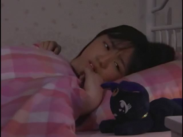 Ezalatt a Tsukino-hzban Luna felbreszti Usagit.